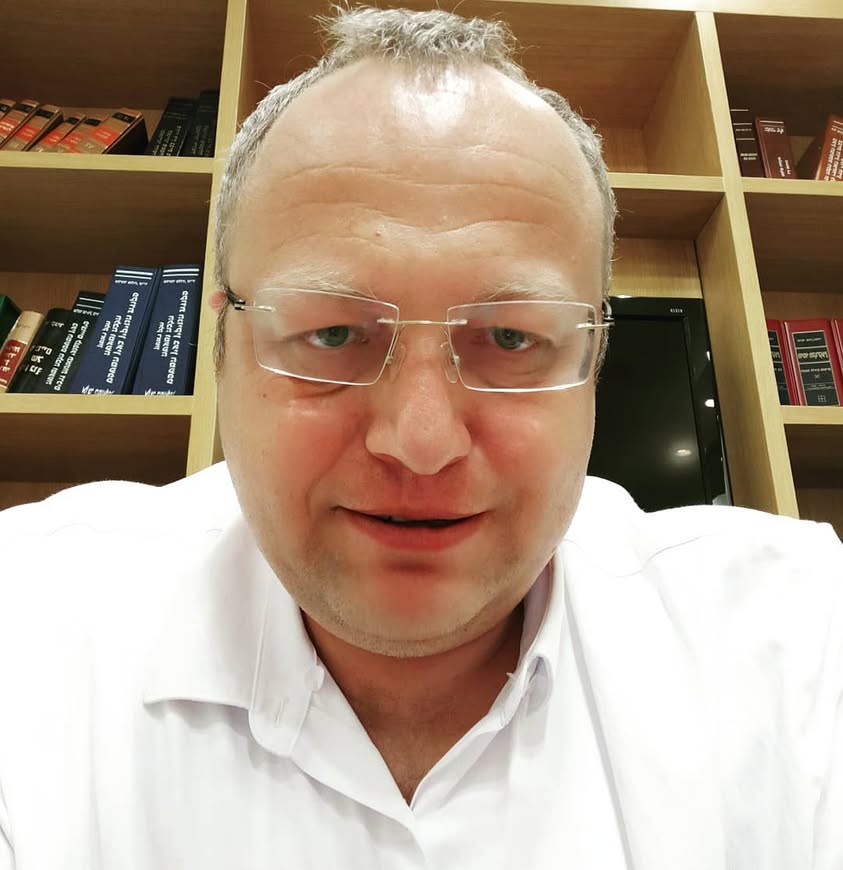 Ближайшую неделю я сижу шиву дома, так что меня будет много